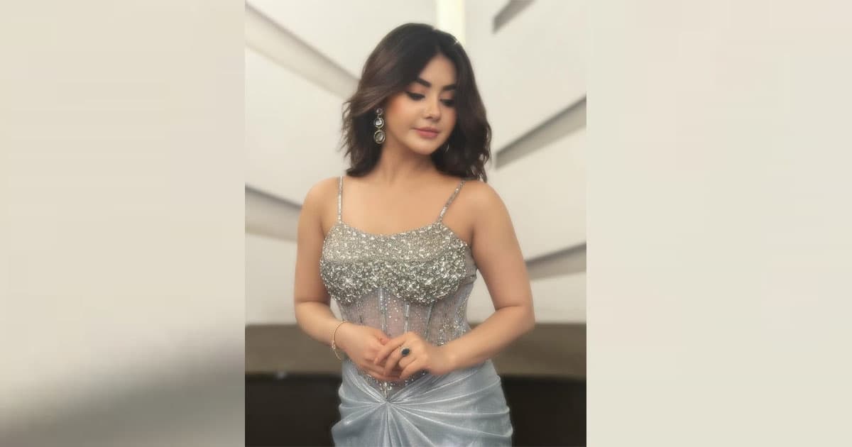 বিবাহবার্ষিকীতে গ্ল্যামারাস লুকে তাহসানপত্নী