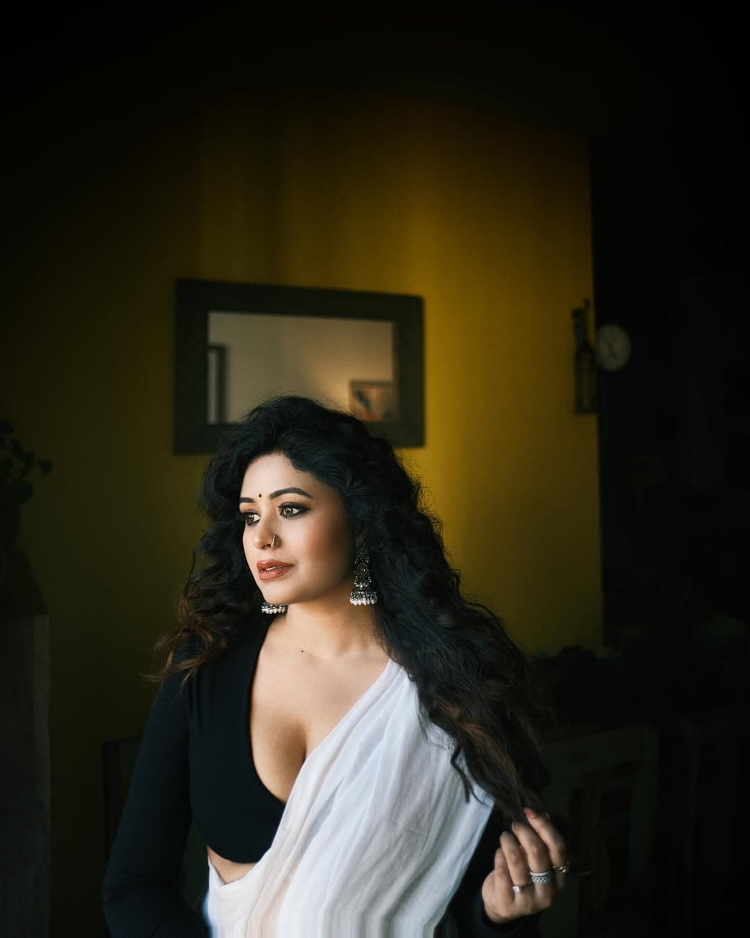 কার্ল চুল তাঁর লুকে বিশেষ আকর্ষণ যোগ করেছে।