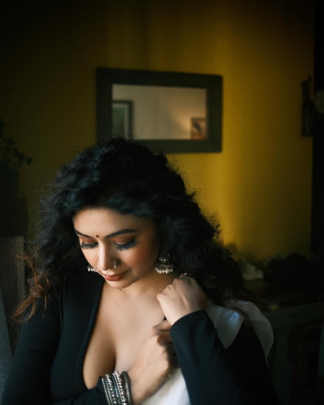 অক্সিডাইজ সিলভার ঝুমকা, নাকফুল এবং হাতে সিলভার চুড়ি ও আংটি সাজে যোগ করেছে অনন্য মাত্রা।