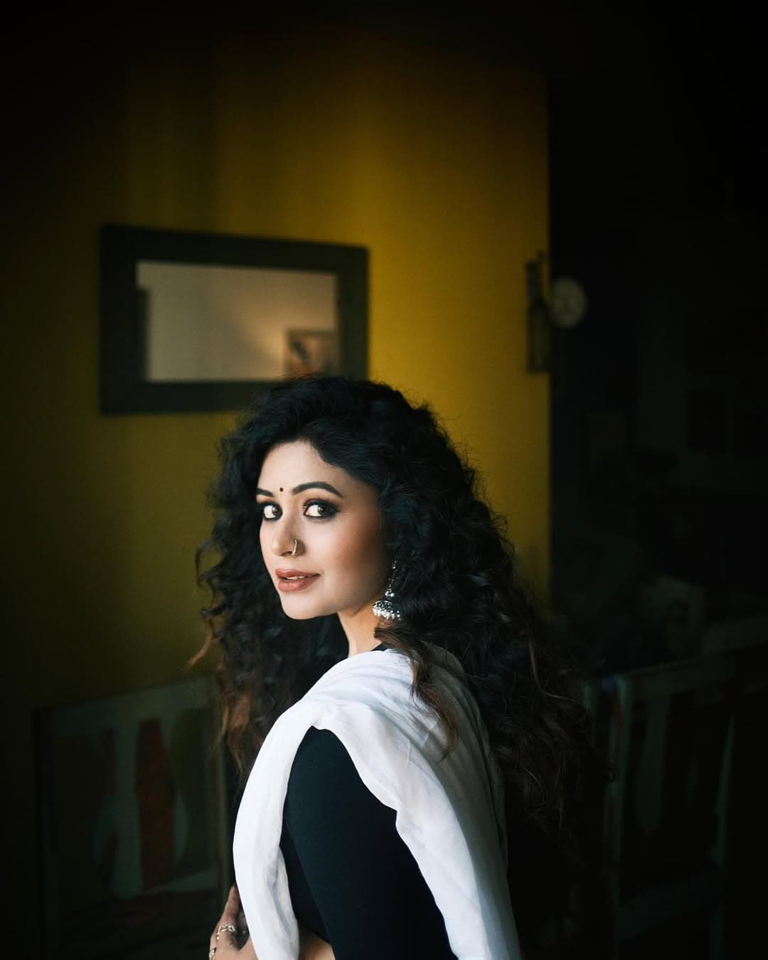 চোখে কাজল, কপালে ছোট টিপ আর ঠোঁটে উষ্ণ বাদামি টোনের লিপস্টিক- সব মিলিয়ে তাঁকে অন্যরকম সুন্দর লাগছে।