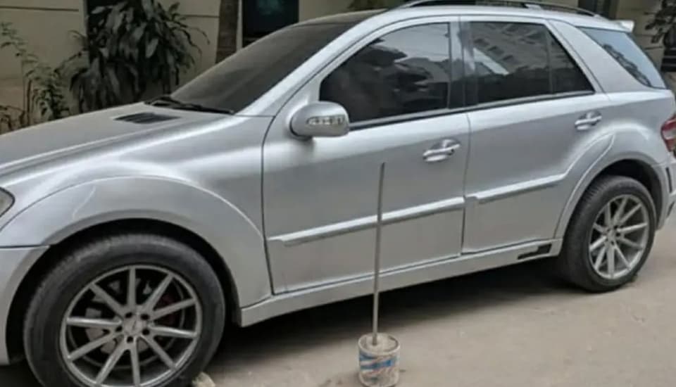 চট্টগ্রামে পড়ে ছিল মার্সিডিজ, উদ্ধার করল পুলিশ