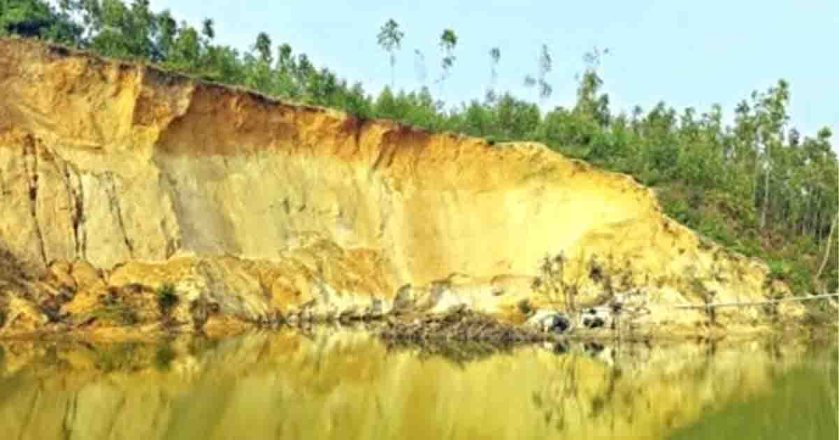 লামায় নির্বিচারে পাহাড় কেটে মাটি বিক্রি, নীরব প্রশাসন