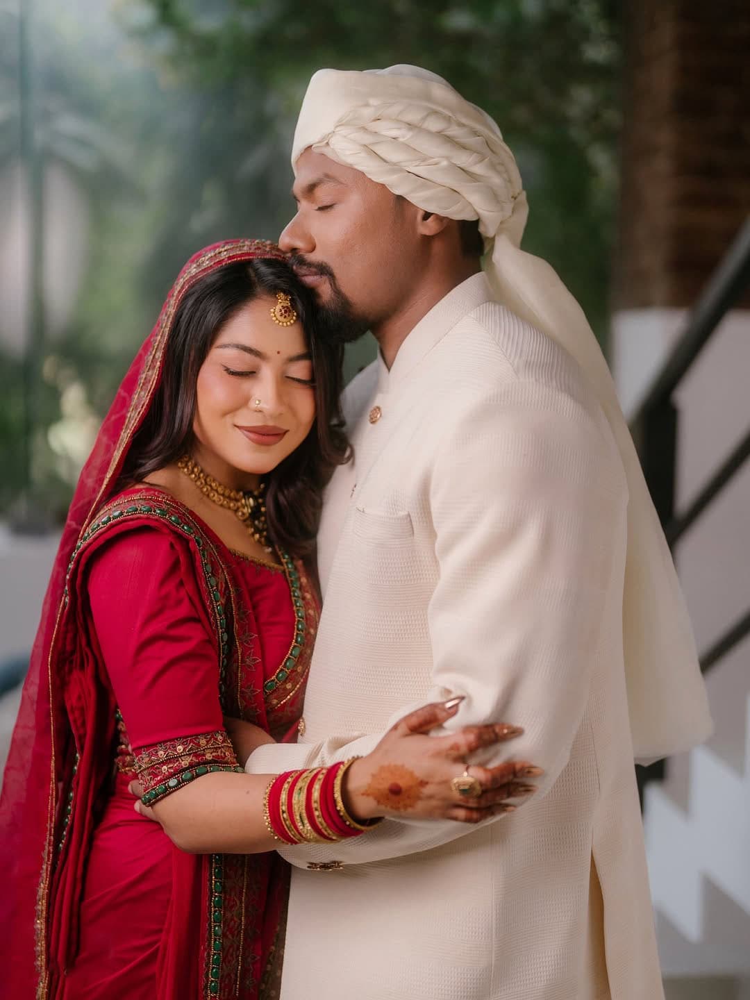 এতদিন কেবলই নিজেদের সম্পর্ককে ভালো ‘বন্ধুত্ব’ বলে আসা এই যুগল এবার এক ছাদের বাসিন্দা হলেন।