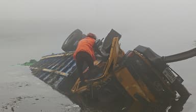 সেতুর রেলিং ভেঙে ট্রাক নদীতে, দুজনের মরদেহ উদ্ধার
