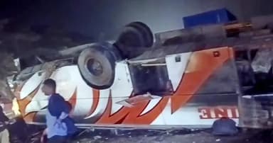 কুমিল্লায় বাস উল্টে মাইক্রোবাসে ধাক্কা, নিহত ২