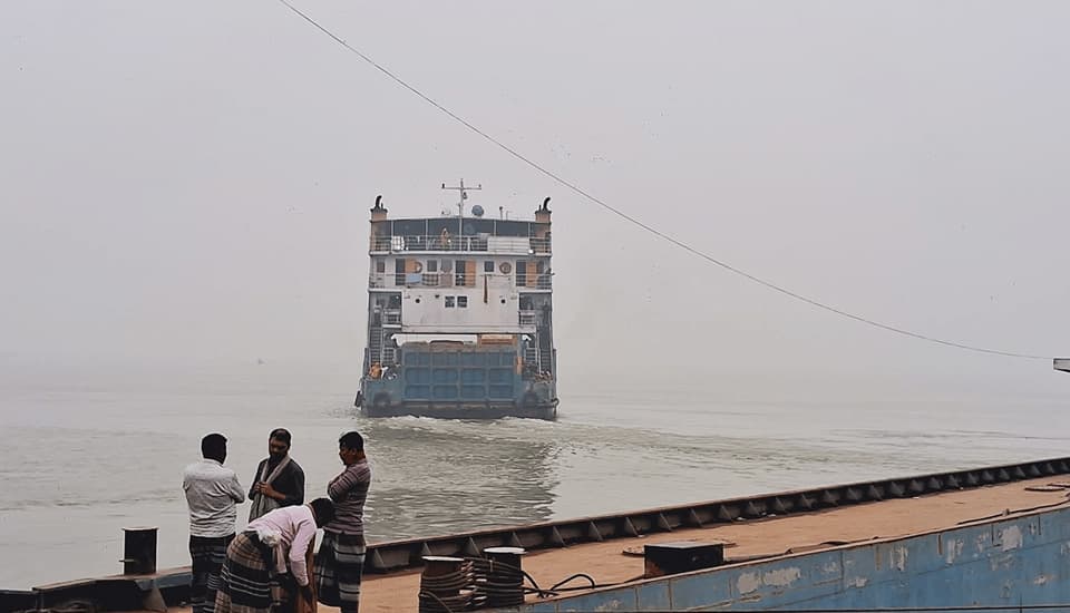 ৮ ঘণ্টা পর পাটুরিয়ায় ফেরি চলাচল স্বাভাবিক