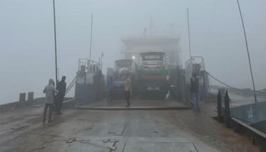 ঘন কুয়াশায় দৌলতদিয়া নৌপথে ফেরি চলাচল বন্ধ