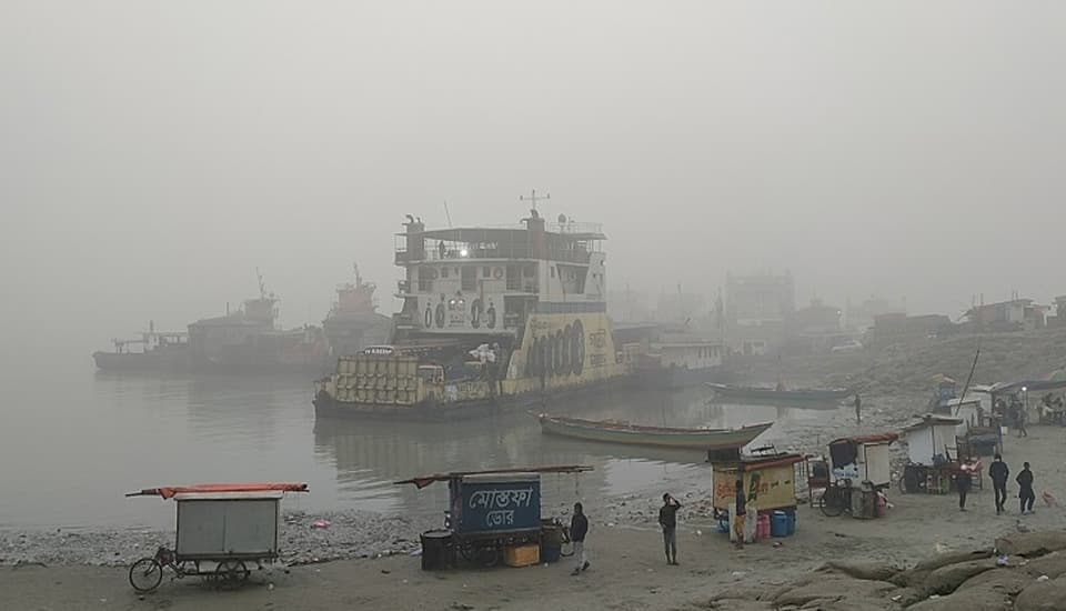 পাটুরিয়া-দৌলতদিয়া নৌরুটে ফেরি চলাচল বন্ধ