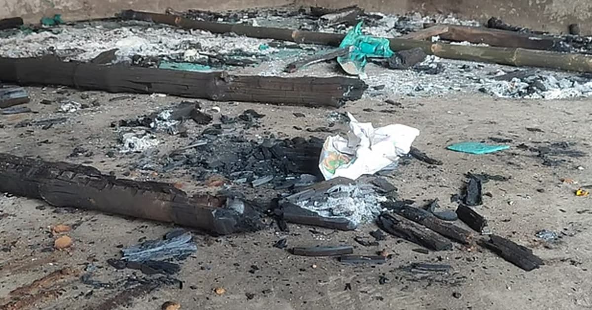 নড়াইলে হাতপাখার নির্বাচনি কার্যালয়ে আগুন