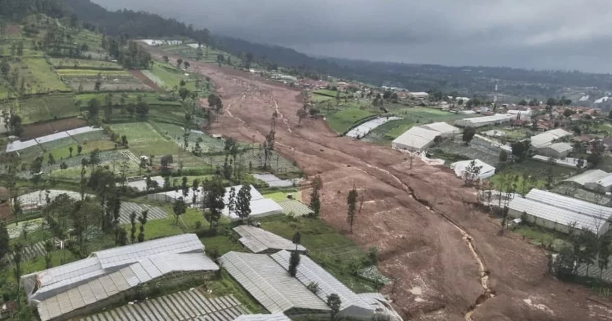 জাভায় ভূমিধসে ১১ জনের মৃত্যু, নিখোঁজ ৭৯