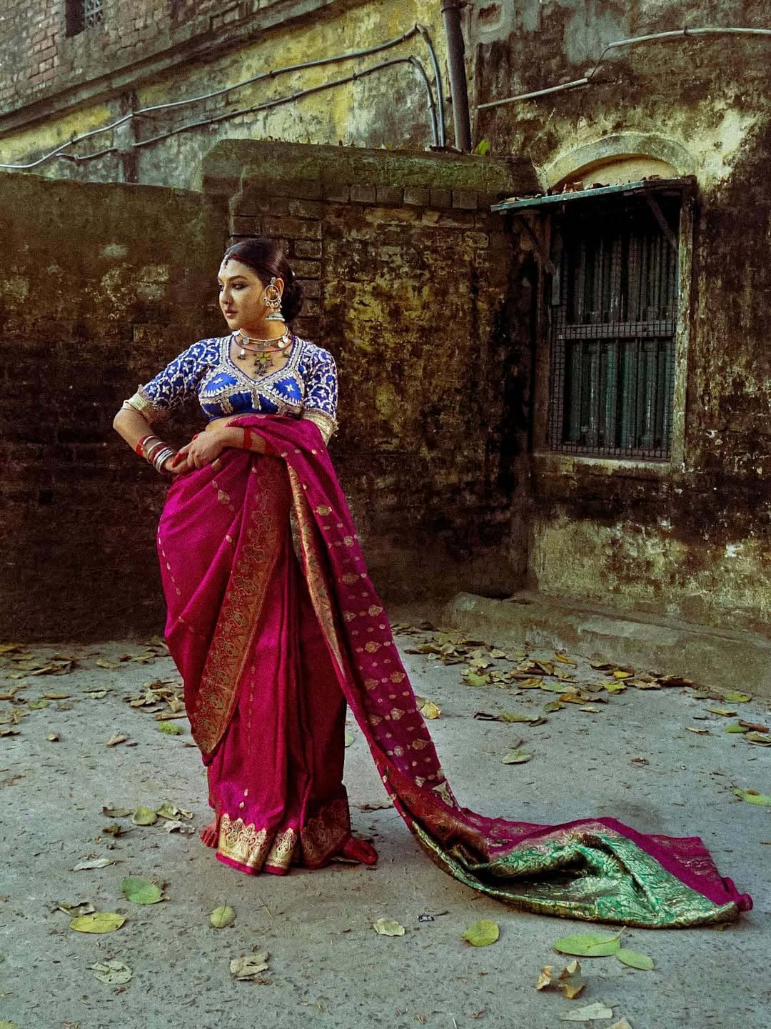 পরনে ভারী গহনা, নাকে বড় নথ, কপালে টিকলি আরও ফুটিয়ে তুলেছে জয়ার আভিজাত্যকে।
