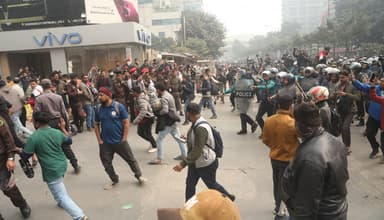 পুলিশের লাঠিপেটায় সড়ক ছাড়লেন মোবাইল ফোন ব্যবসায়ীরা