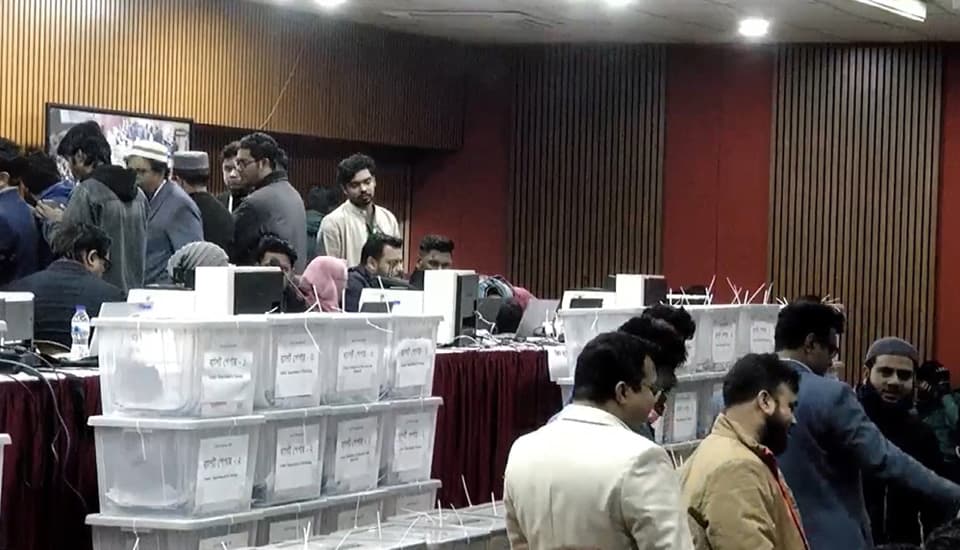 ছয় কেন্দ্রের ফলাফলে এগিয়ে শিবির