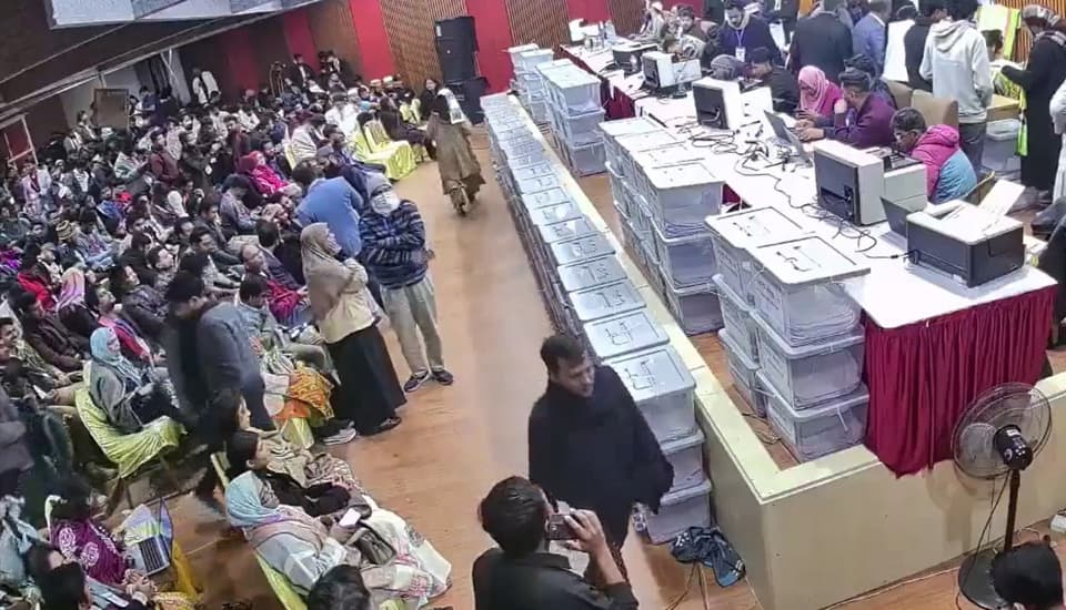 ভিপি-এজিএস পদে হাড্ডাহাড্ডি লড়াই