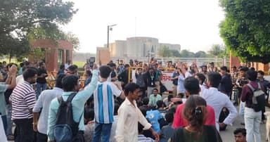 এবার সংসদ ভবনের সামনে শিক্ষার্থীরা
