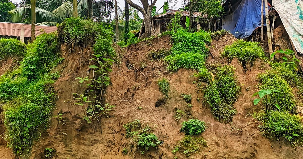 পাহাড় ধ্বসের আতঙ্ক, স্থায়ী পুনর্বাসনের দাবি