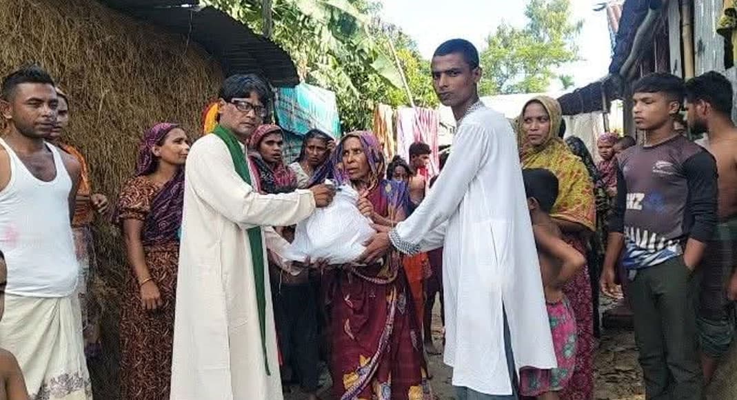 বন্যাদুর্গত ৩০ পরিবারের মাঝে খাবার বিতরণ