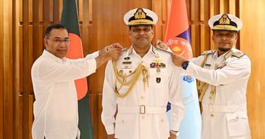 র্যাঙ্ক ব্যাজ পেলেন নৌবাহিনীর প্রধান মিজবাহ উল আজীম