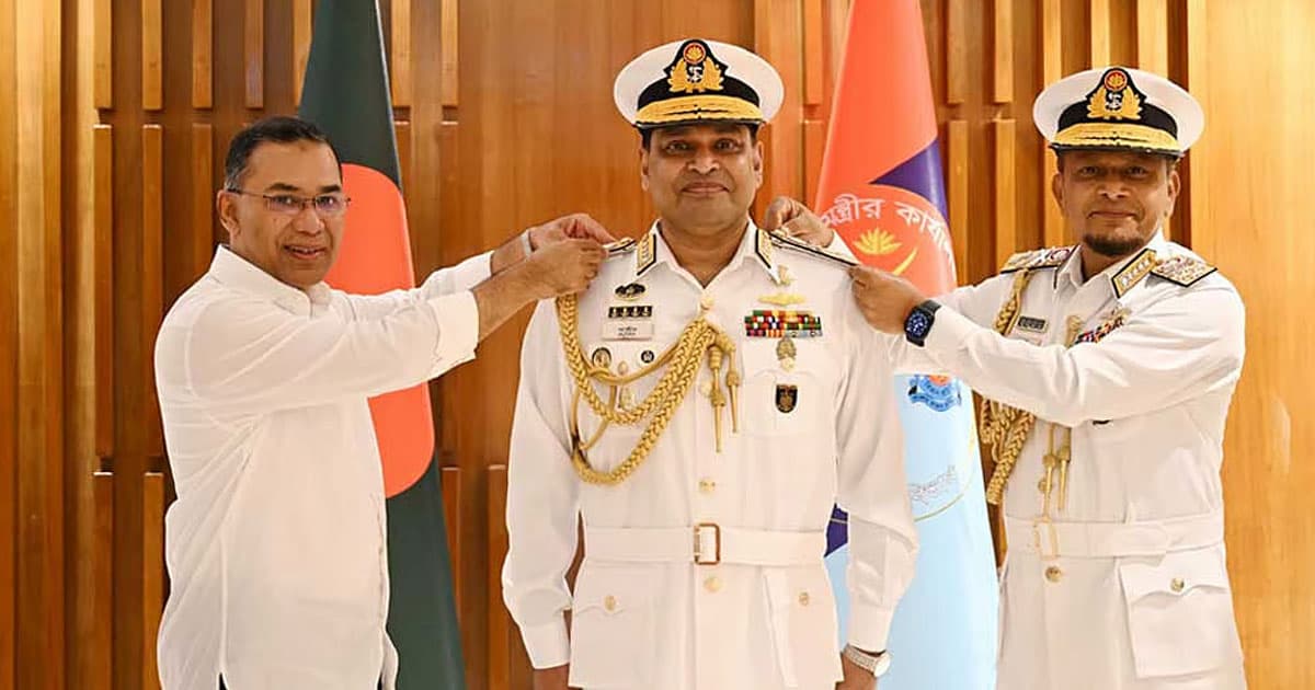 র্যাঙ্ক ব্যাজ পেলেন নৌবাহিনীর প্রধান মিজবাহ উল আজীম