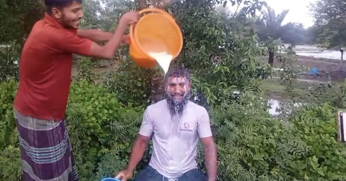 জামায়াত নেতার পদত্যাগ, দুধ দিয়ে গোসল