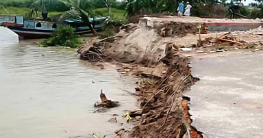 ভিটেমাটি গিলে খাচ্ছে পদ্মা