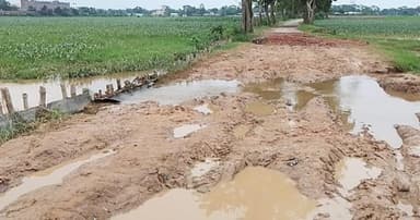ঢলের পানিতে ভেঙ্গেছে সড়ক, সীমাহীন জনদুর্ভোগ
