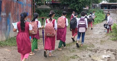 বৃষ্টি-জল-কাদা পেরিয়ে স্কুলে শান্তিগঞ্জের শিক্ষার্থীরা