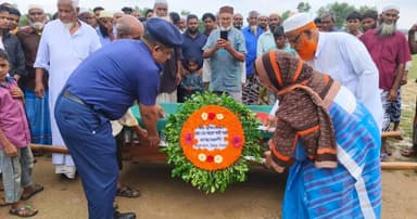 বিরামপুরে রাষ্ট্রীয় মর্যাদায় বীর মুক্তিযোদ্ধার দাফন সম্পন্ন