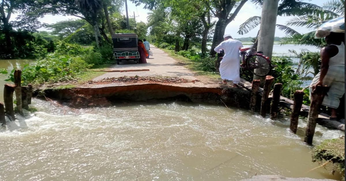 মঠবাড়িয়ায় সড়ক ভেঙে ৫ গ্রামের সাথে যোগাযোগ বিচ্ছিন্ন