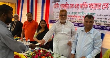 মঠবাড়িয়ায় ক্ষতিগ্রস্তদের মাঝে ঢেউটিন ও চেক বিতরণ