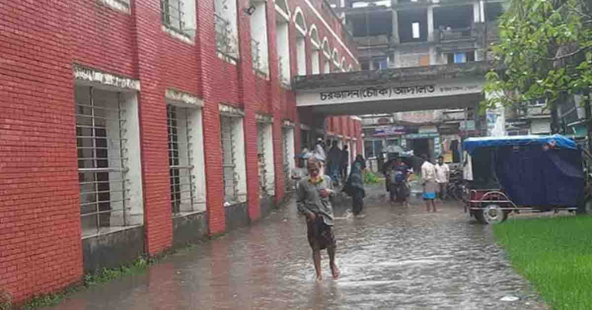 বৃষ্টিতেই তলিয়ে যায় চরফ্যাশন আদালত চত্বর, ভোগান্তিতে বিচারপ্রার্থীরা