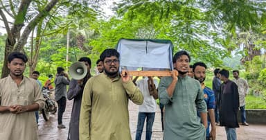 কুবিতে জুলাই গণহত্যার বিচারের দাবিতে জাতীয় ছাত্রশক্তির কফিন মিছিল