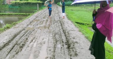 বৃষ্টি হলেই সড়কে ভোগান্তি, দ্রুত সংস্কার দাবি