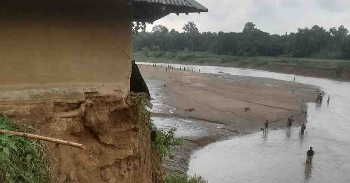 লোহাগাড়ায় টংকাবতী খালের ভাঙনে ঝুঁকিতে শতাধিক পরিবার