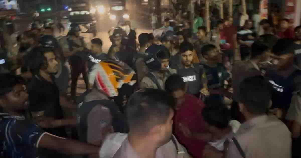 জবি শিক্ষার্থীদের ওপর পুলিশের লাঠিচার্জ, সাংবাদিকসহ আহত ১৩