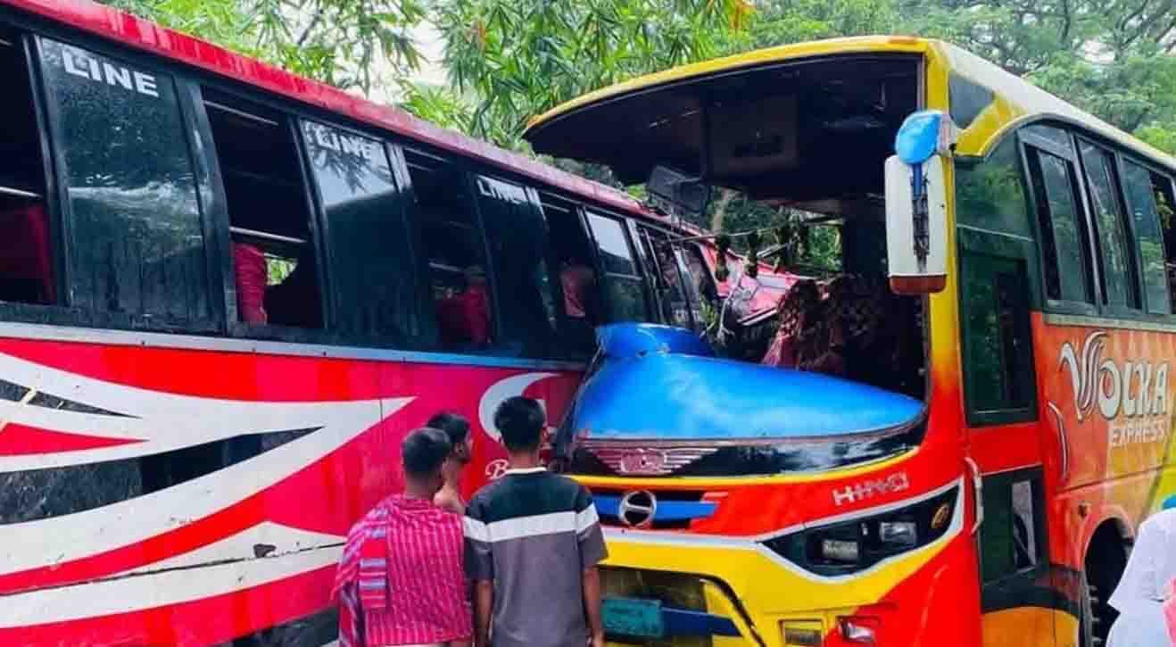 পাবনায় দুই বাসের মুখোমুখি সংঘর্ষ