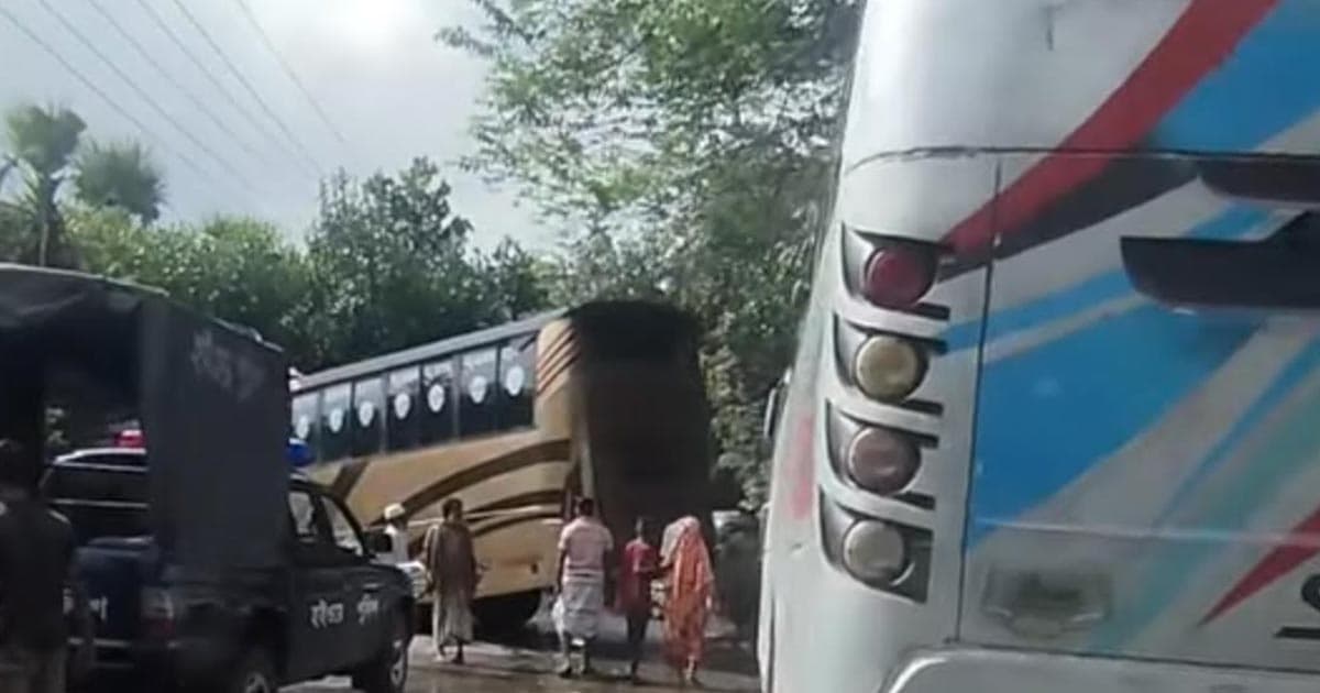 সাঁথিয়ায় বাস-ট্রাক সংঘর্ষ