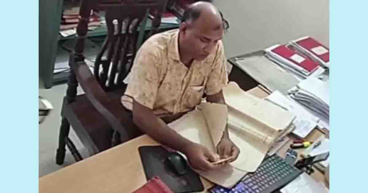 ঘুষের টাকা গোনার ভিডিও ভাইরাল, তহশিলদারের বিরুদ্ধে ক্ষোভ