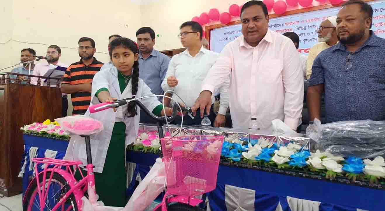 লালমনিরহাটে মেধাবী শিক্ষার্থীদের মাঝে বাইসাইকেল বিতরণ