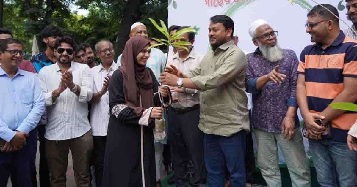 রাজশাহীতে গাছের চারা বিতরণ করলেন রাসিক প্রশাসক