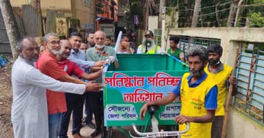 পিরোজপুরে পরিচ্ছন্নতা অভিযান ও গার্বেজ ভ্যান বিতরণ