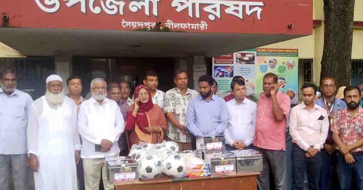 সৈয়দপুরে ৭৮ প্রাথমিক বিদ্যালয়ে মিনি গোলবার ও ফুটবল বিতরণ