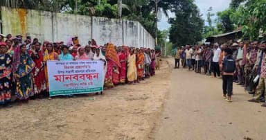 শ্রীমঙ্গলে চা শ্রমিককে মারধরের প্রতিবাদে কর্মবিরতি ও মানববন্ধন