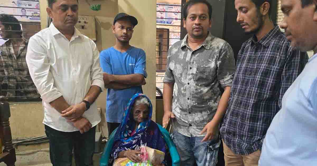নরসিংদীতে আহত বৃদ্ধ পরিচ্ছন্ন কর্মীর পাশে দাঁড়ালেন এড. শিরিন সুলতানা