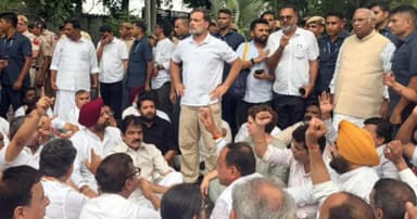 মোদির বাসভবনের সামনে রাহুল-প্রিয়াঙ্কার বিক্ষোভ