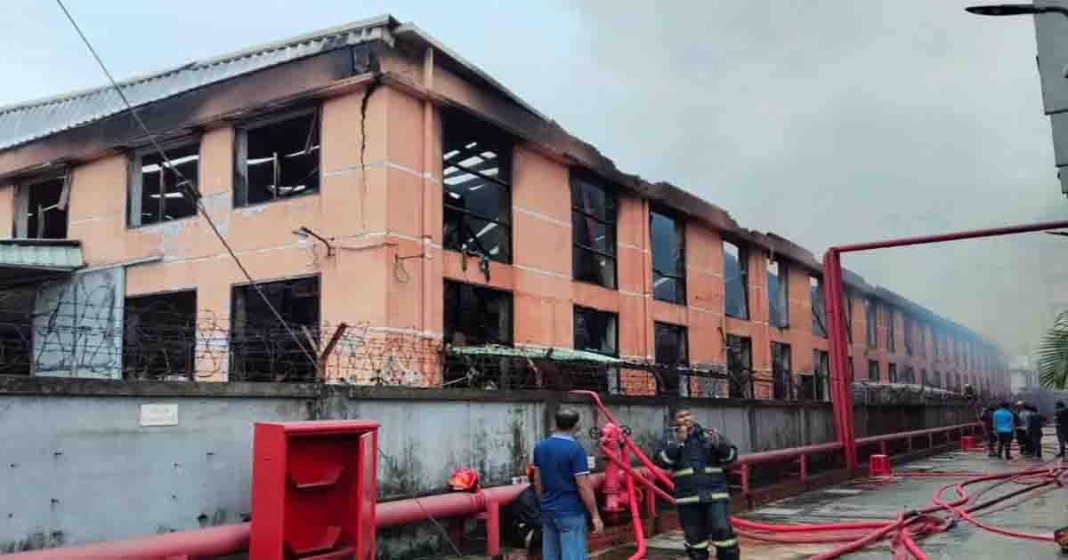 আদমজী ইপিজেডে পোশাক কারখানার গোডাউনে ভয়াবহ আগুন