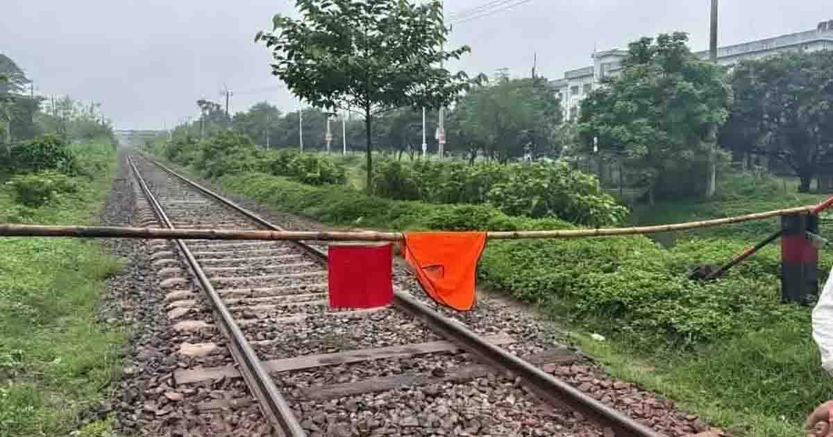 ঘুষের প্রতিবাদে রাবি শিক্ষার্থীকে মারধরব, চার দাবিতে রেল অবরোধ