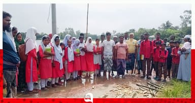 ভেঙে যাওয়া সড়ক সংস্কার করলেন বিএনপি-ছাত্রদল নেতারা