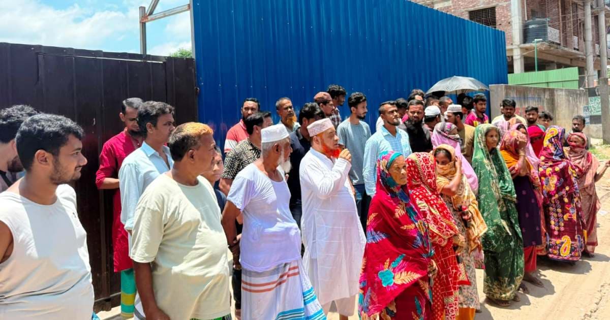 ডেমরায় জিপসাম কারখানা বন্ধের দাবিতে এলাকাবাসীর বিক্ষোভ