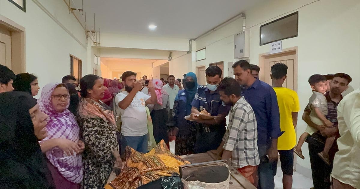 কাভার্ডভ্যানের ধাক্কায় শিশুসহ ২ জন নিহত